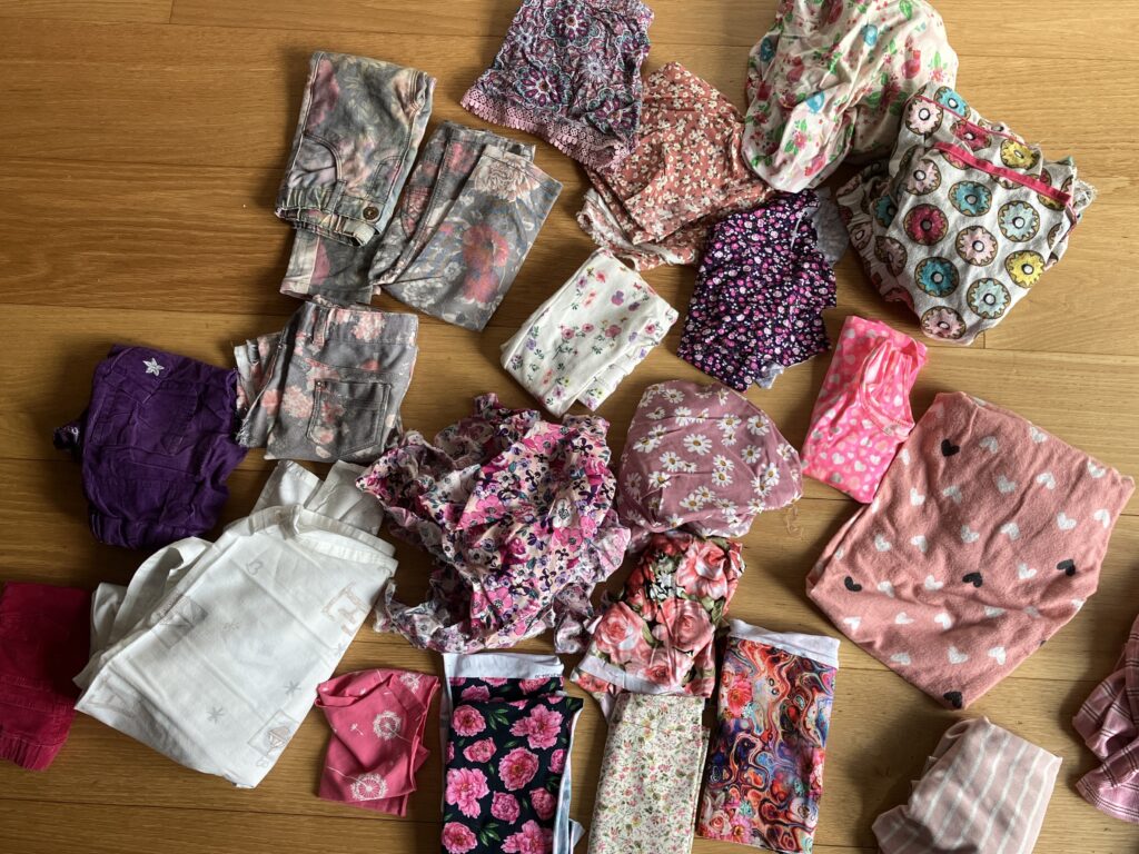 Gedragen kleding en ledikantlakentje voor herinneringsdeken